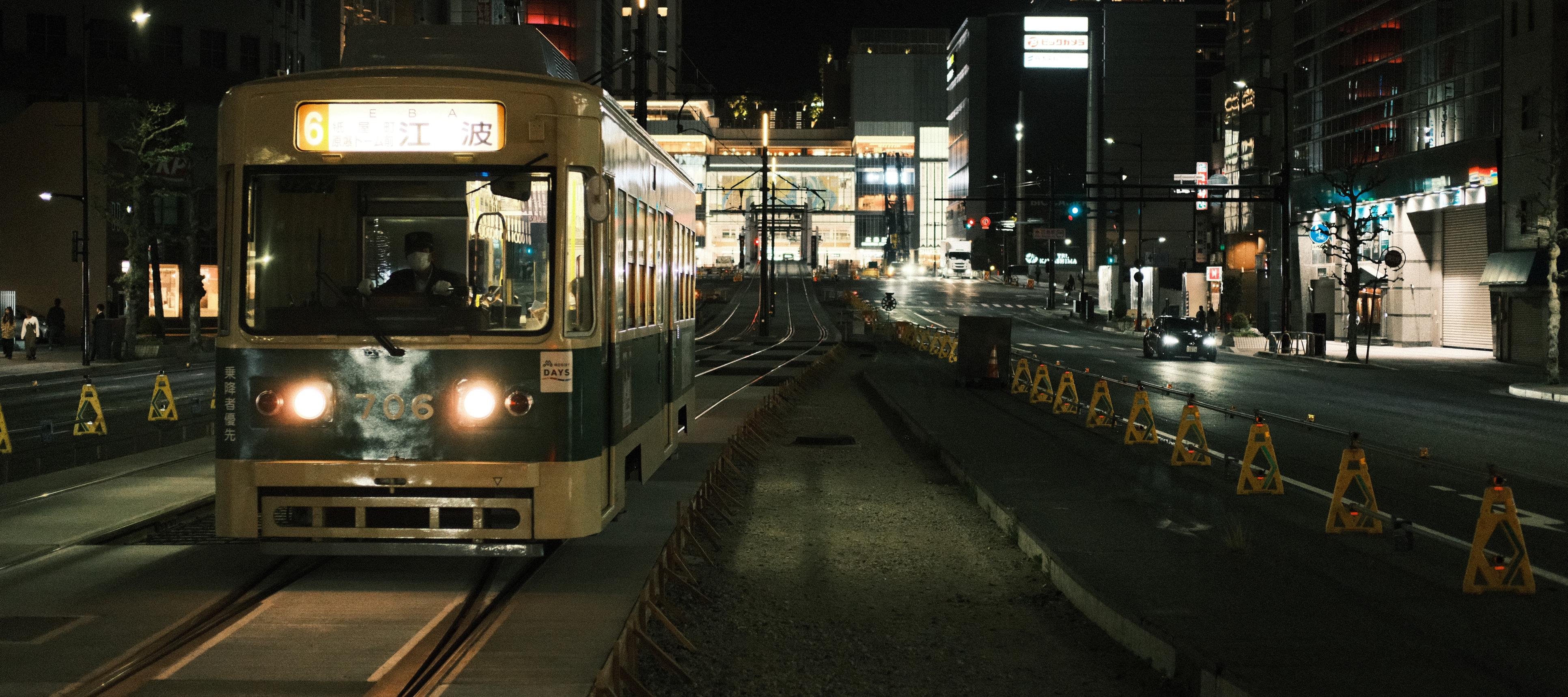 photo-of-a-tram-hiroshima