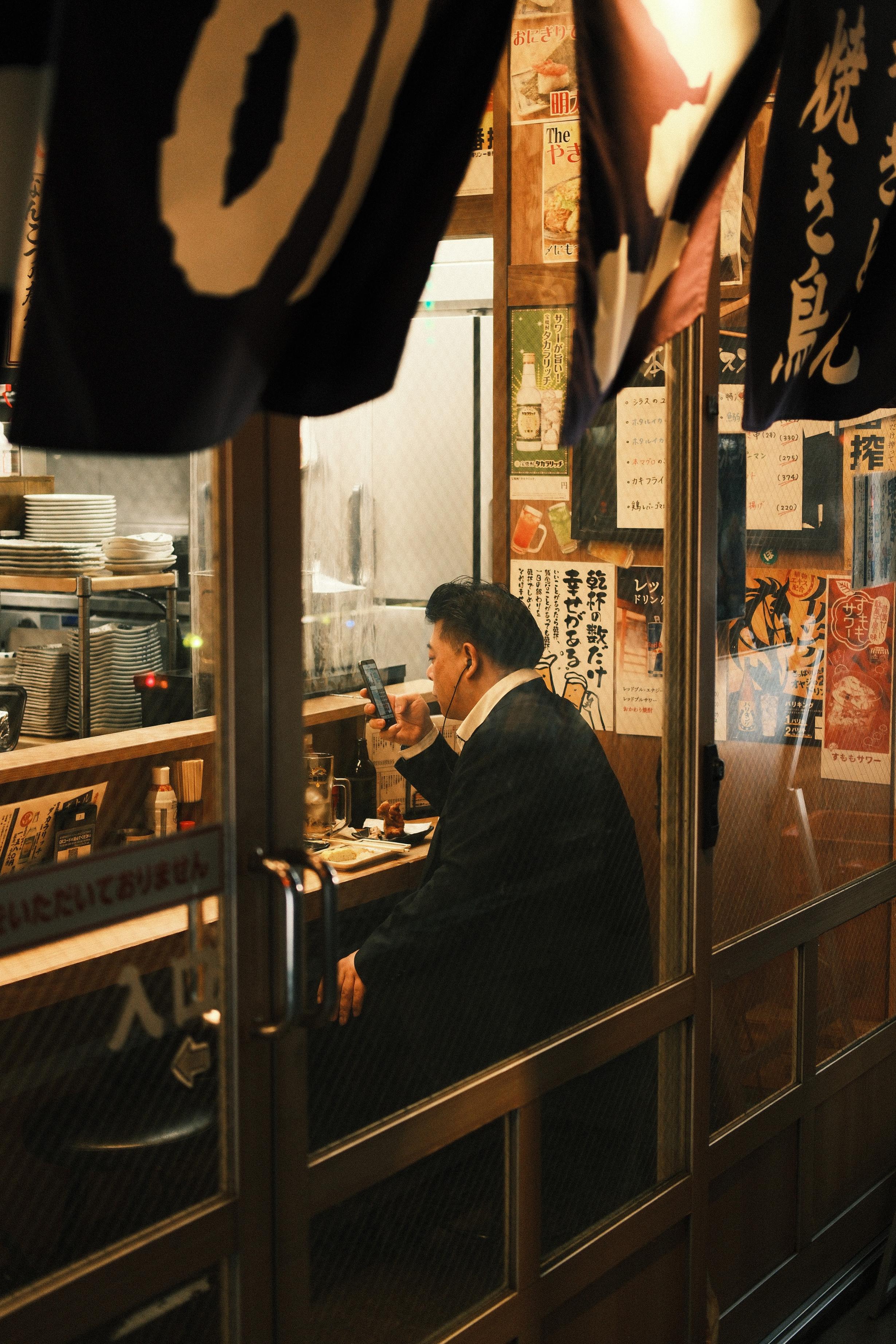 man-on-phone-in-restraunt