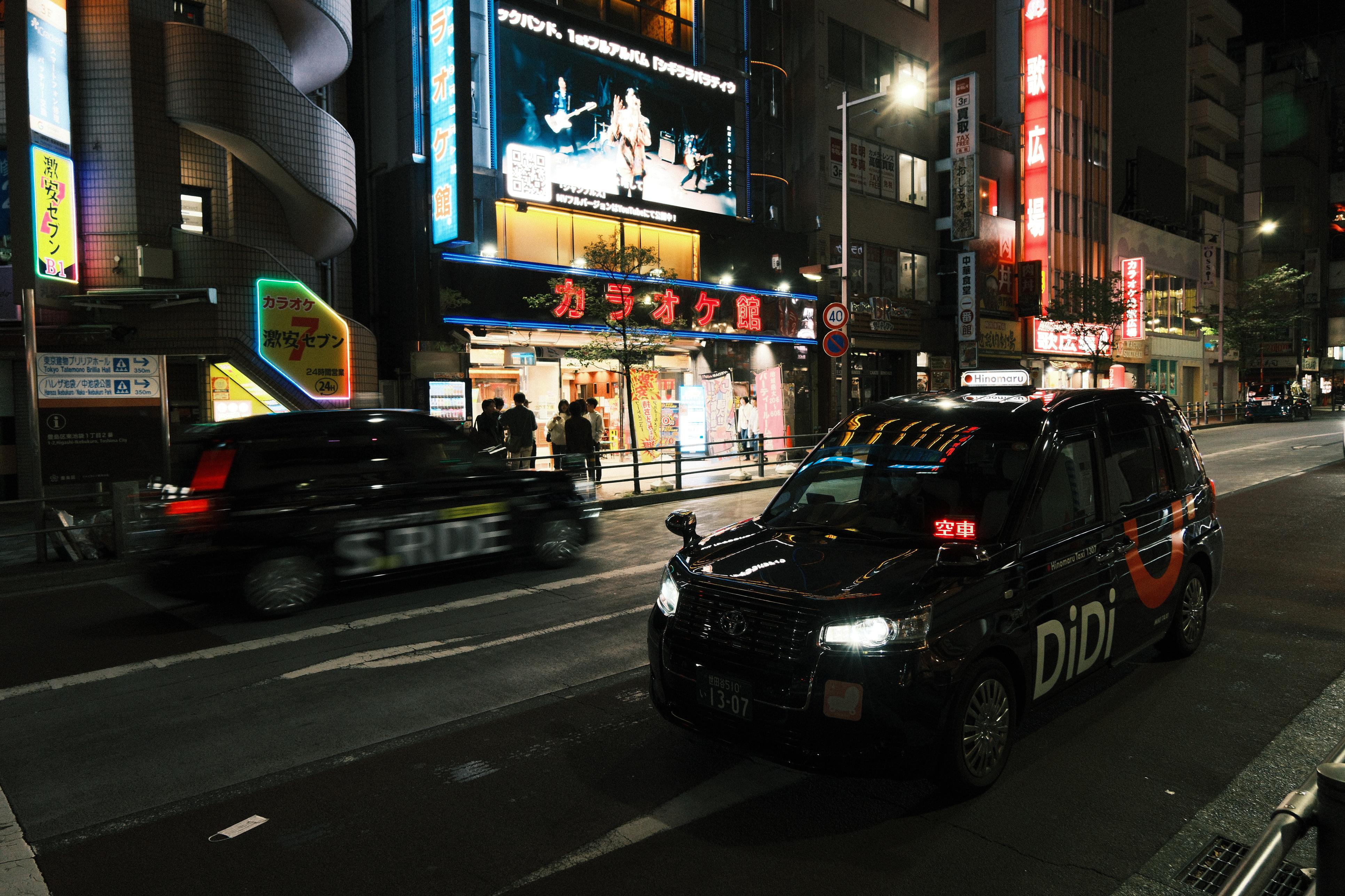 taxis-in-street-tokyo